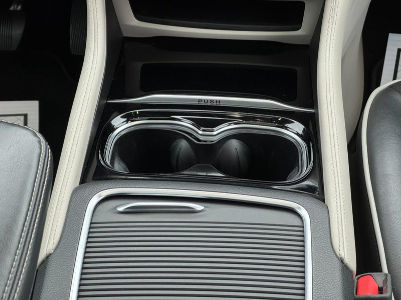 Chrysler Pacifica Vehicle Full-screen Gallery Image 15