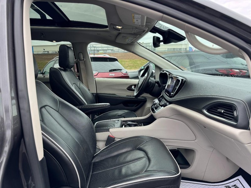 Chrysler Pacifica Vehicle Full-screen Gallery Image 16