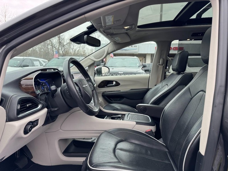Chrysler Pacifica Vehicle Full-screen Gallery Image 17