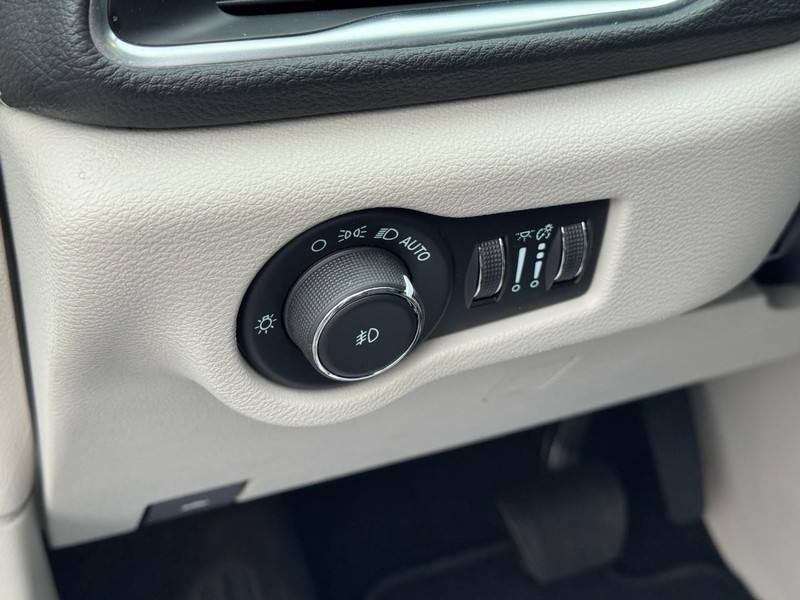 Chrysler Pacifica Vehicle Full-screen Gallery Image 18