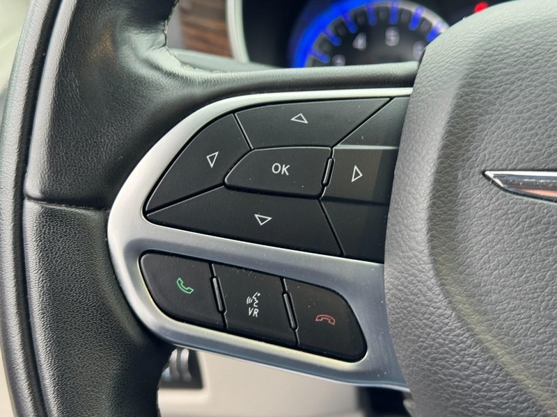 Chrysler Pacifica Vehicle Full-screen Gallery Image 19