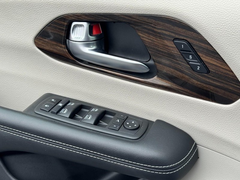 Chrysler Pacifica Vehicle Full-screen Gallery Image 24