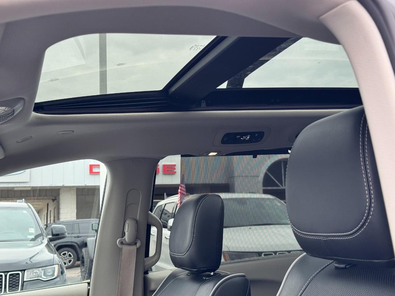 Chrysler Pacifica Vehicle Full-screen Gallery Image 25