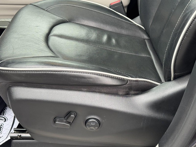 Chrysler Pacifica Vehicle Full-screen Gallery Image 26