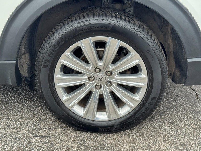 Ford Explorer Vehicle Full-screen Gallery Image 07