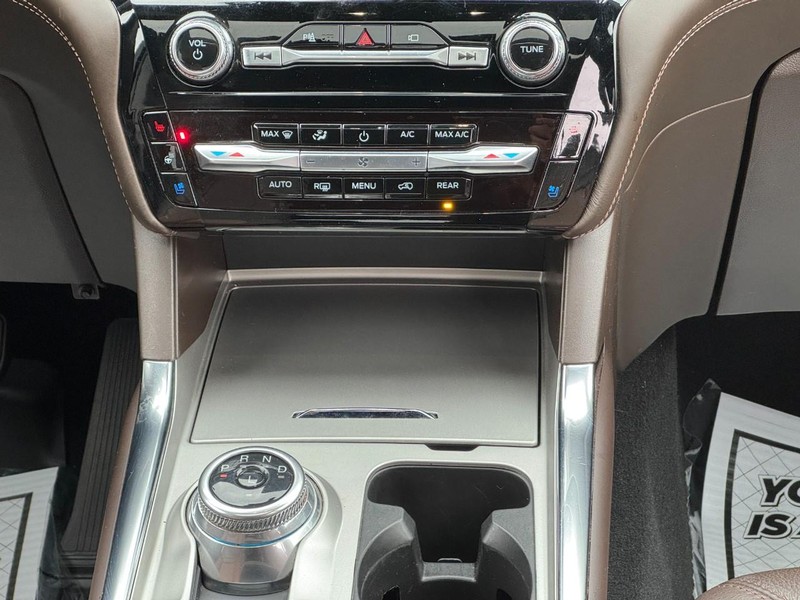 Ford Explorer Vehicle Full-screen Gallery Image 14