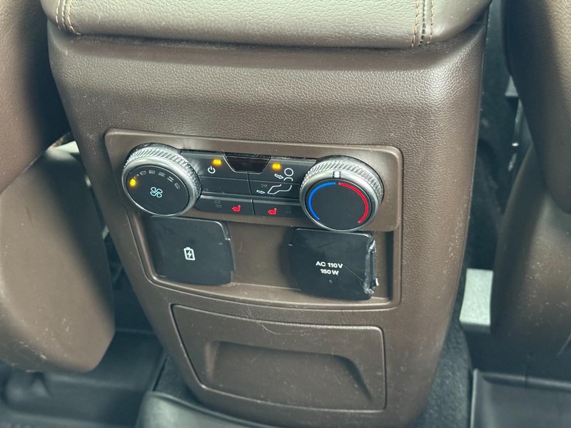 Ford Explorer Vehicle Full-screen Gallery Image 15