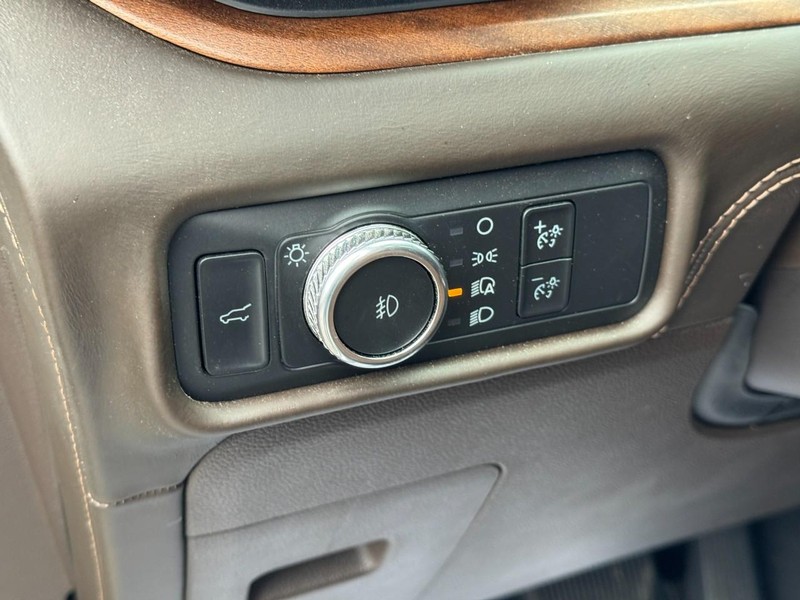 Ford Explorer Vehicle Full-screen Gallery Image 18