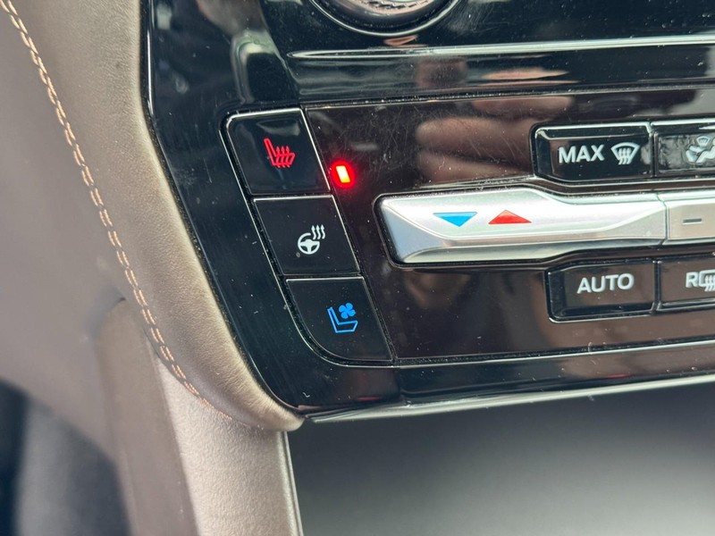 Ford Explorer Vehicle Full-screen Gallery Image 24