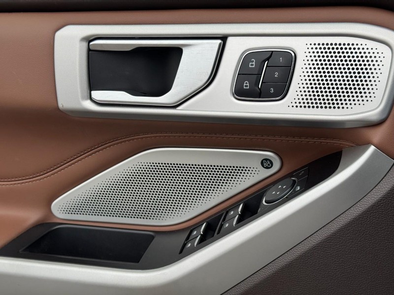 Ford Explorer Vehicle Full-screen Gallery Image 26