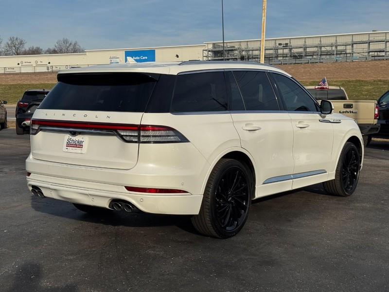 Lincoln Aviator Vehicle Full-screen Gallery Image 03