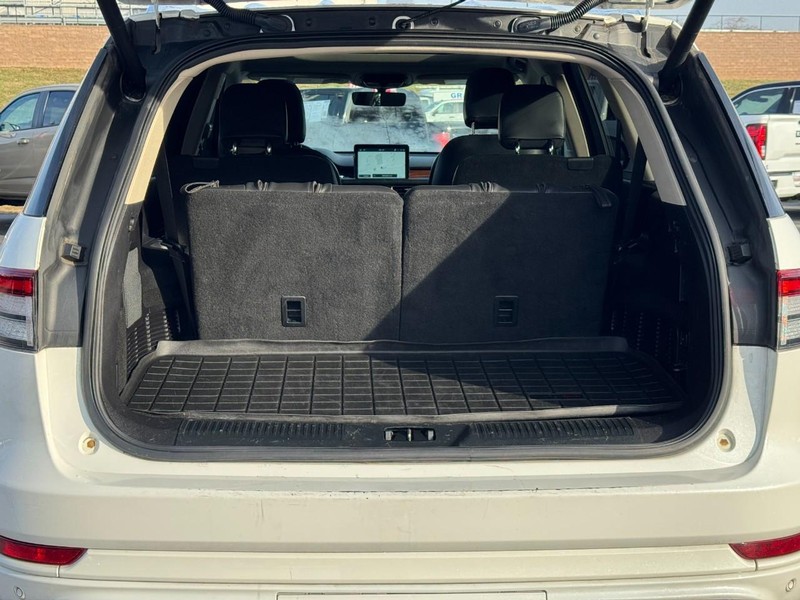 Lincoln Aviator Vehicle Full-screen Gallery Image 04