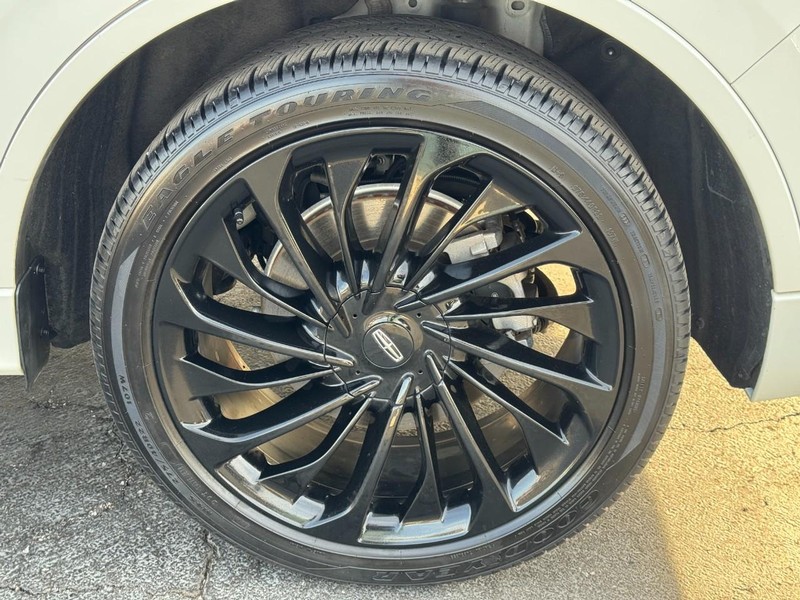 Lincoln Aviator Vehicle Full-screen Gallery Image 07