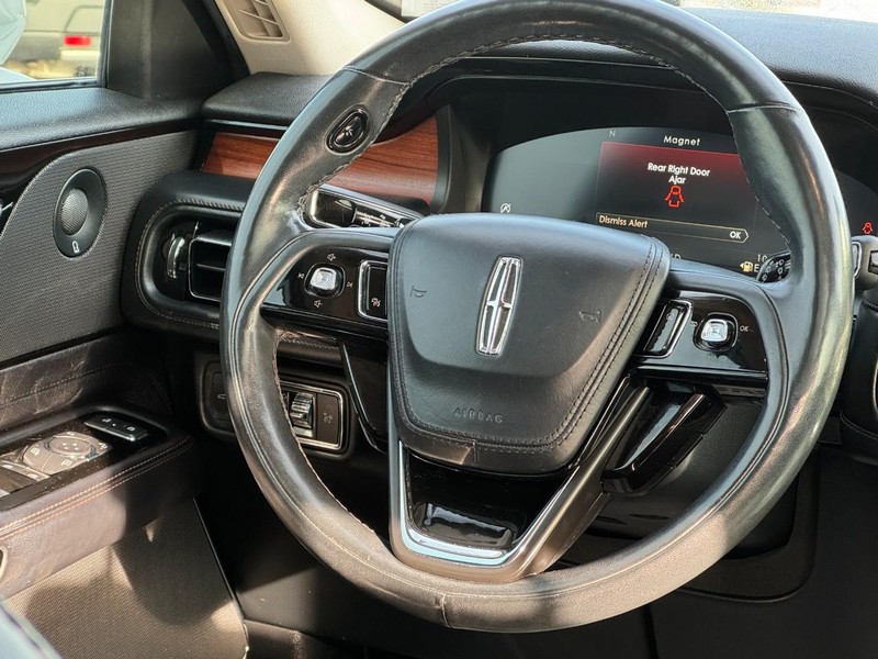 Lincoln Aviator Vehicle Full-screen Gallery Image 13