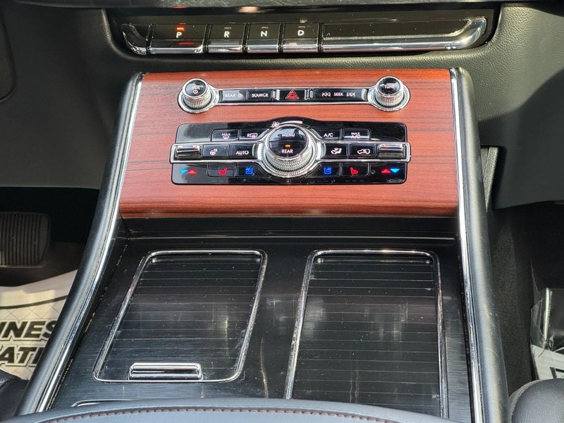 Lincoln Aviator Vehicle Full-screen Gallery Image 15