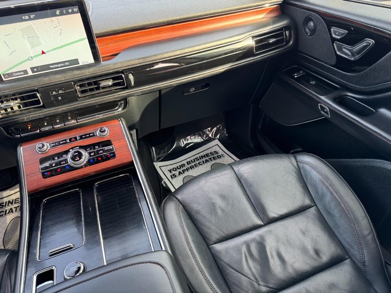 Lincoln Aviator Vehicle Full-screen Gallery Image 16