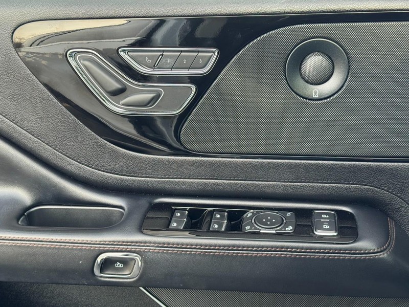 Lincoln Aviator Vehicle Full-screen Gallery Image 25