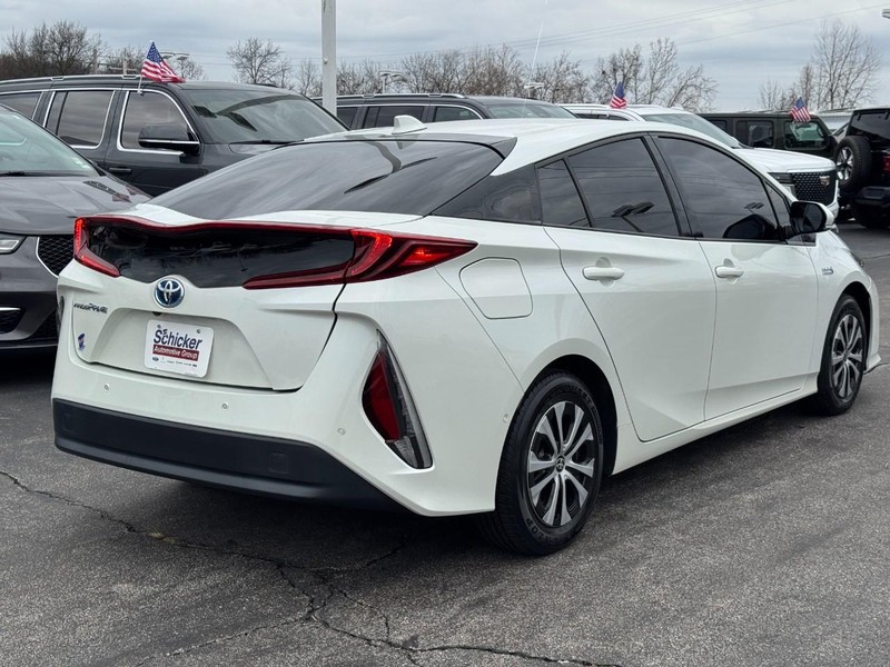 Toyota Prius Prime Vehicle Full-screen Gallery Image 03