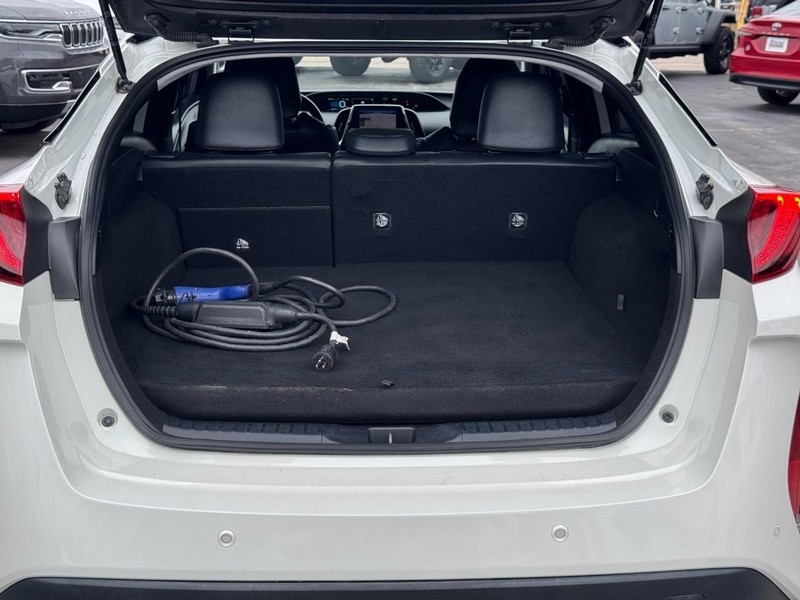 Toyota Prius Prime Vehicle Full-screen Gallery Image 04