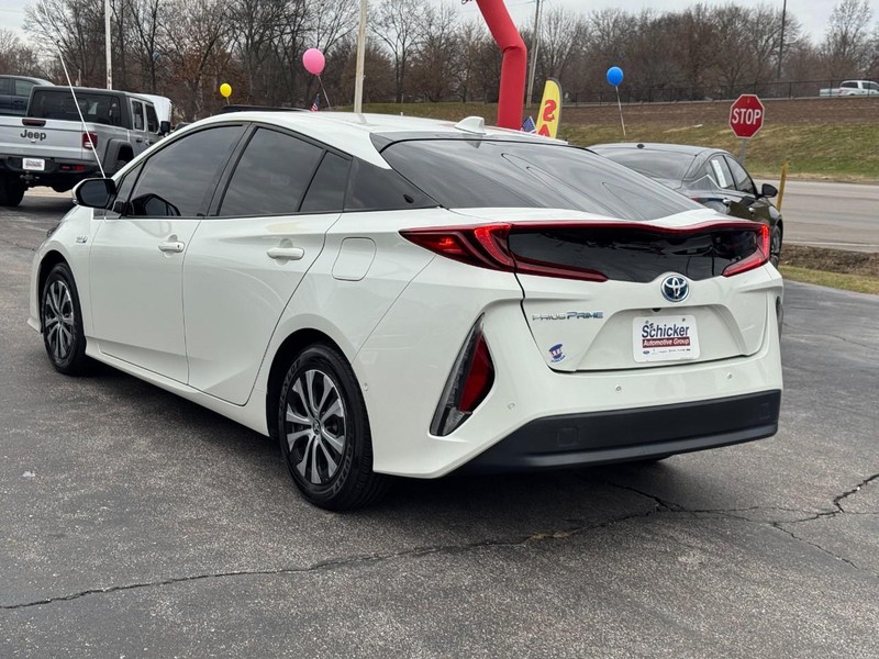 Toyota Prius Prime Vehicle Full-screen Gallery Image 06