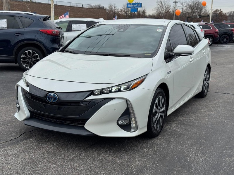 Toyota Prius Prime Vehicle Full-screen Gallery Image 08