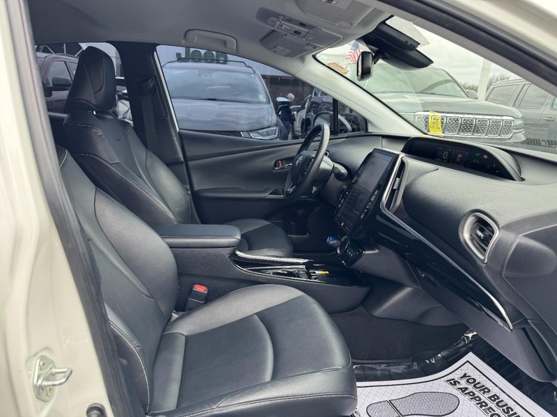 Toyota Prius Prime Vehicle Full-screen Gallery Image 16