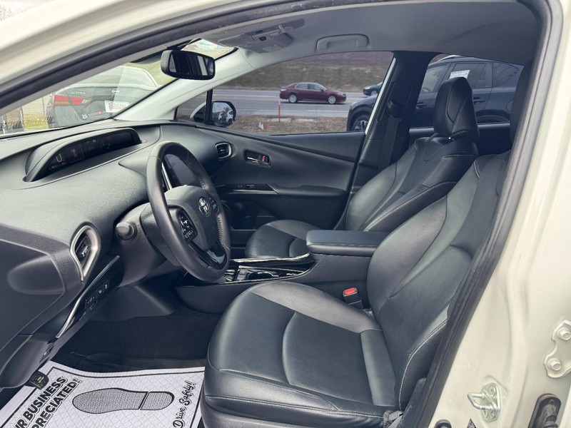 Toyota Prius Prime Vehicle Full-screen Gallery Image 17