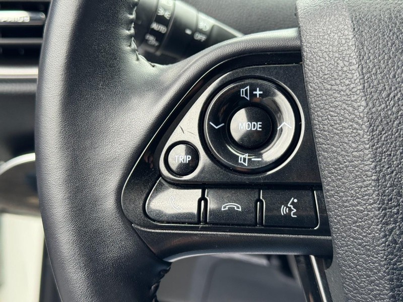 Toyota Prius Prime Vehicle Full-screen Gallery Image 19