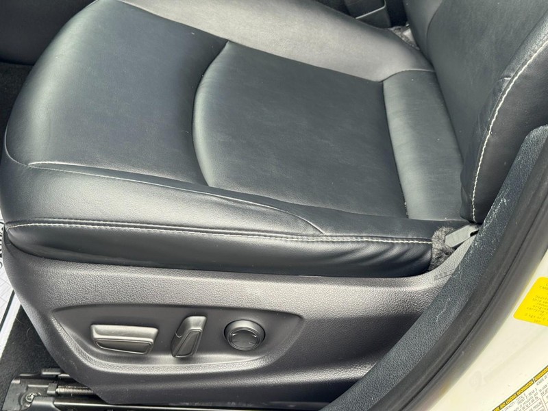 Toyota Prius Prime Vehicle Full-screen Gallery Image 26