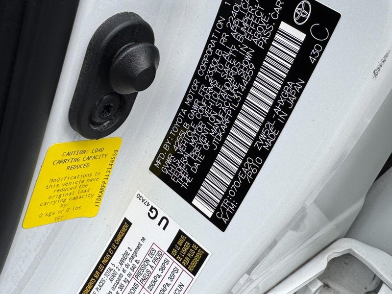 Toyota Prius Prime Vehicle Full-screen Gallery Image 27