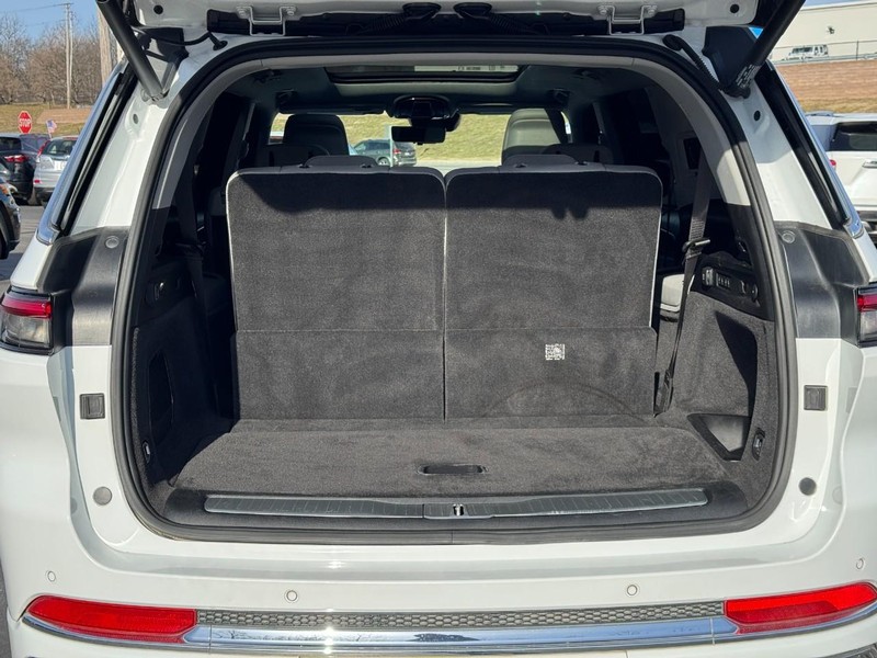 Jeep Grand Cherokee L Vehicle Full-screen Gallery Image 04