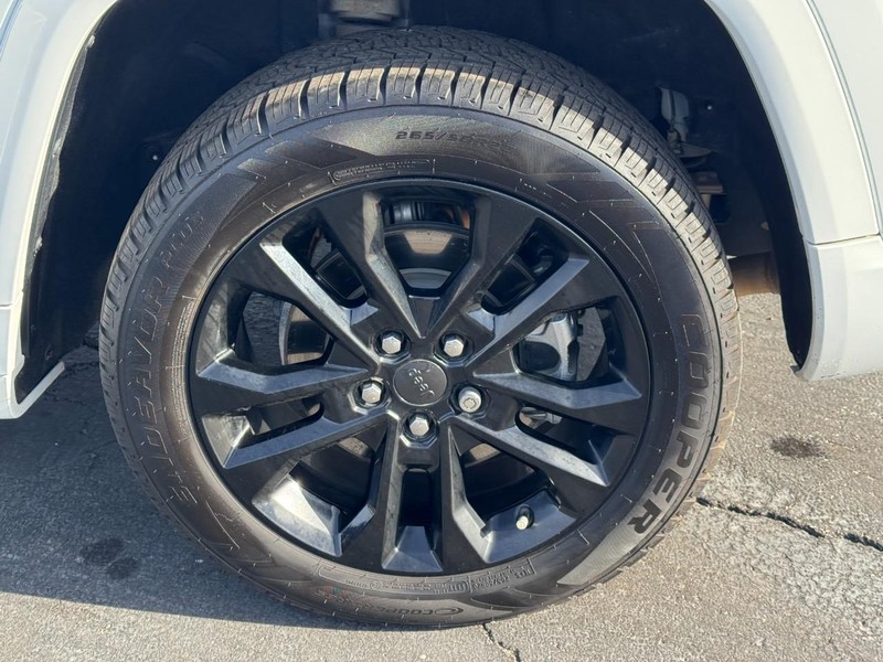 Jeep Grand Cherokee L Vehicle Full-screen Gallery Image 07