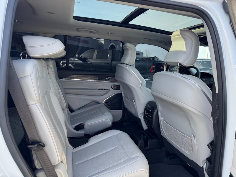 Jeep Grand Cherokee L Vehicle Full-screen Gallery Image 10