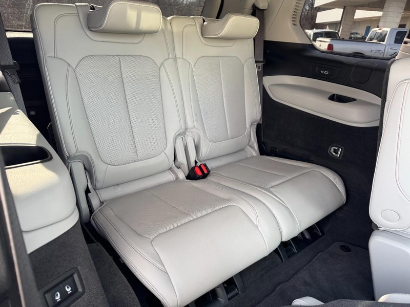 Jeep Grand Cherokee L Vehicle Full-screen Gallery Image 11