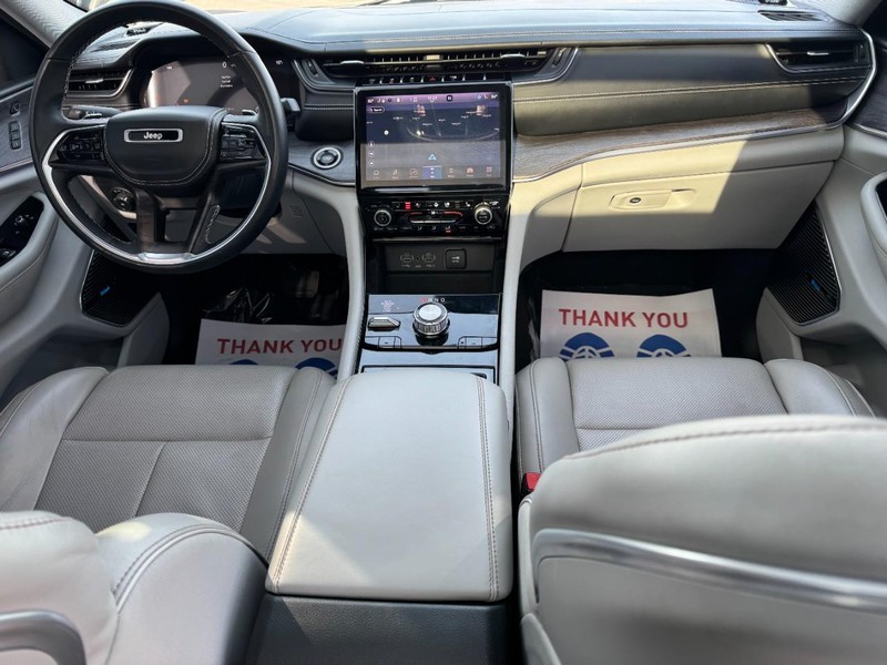 Jeep Grand Cherokee L Vehicle Full-screen Gallery Image 12