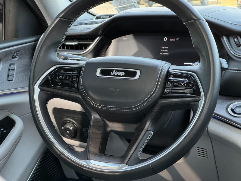 Jeep Grand Cherokee L Vehicle Full-screen Gallery Image 13