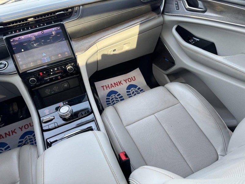 Jeep Grand Cherokee L Vehicle Full-screen Gallery Image 16