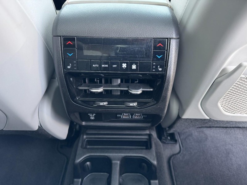 Jeep Grand Cherokee L Vehicle Full-screen Gallery Image 17