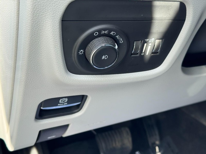 Jeep Grand Cherokee L Vehicle Full-screen Gallery Image 18