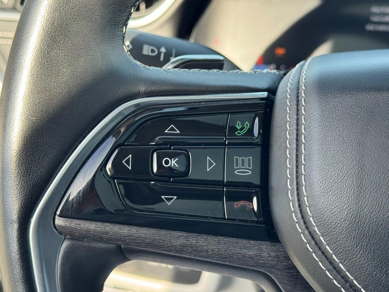 Jeep Grand Cherokee L Vehicle Full-screen Gallery Image 19