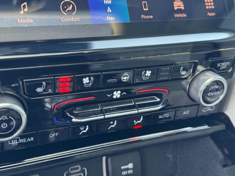 Jeep Grand Cherokee L Vehicle Full-screen Gallery Image 24