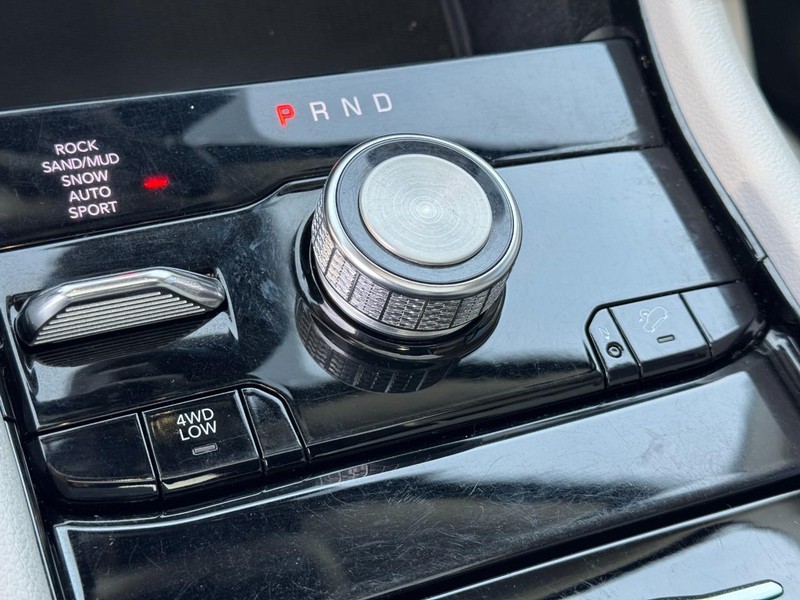 Jeep Grand Cherokee L Vehicle Full-screen Gallery Image 26