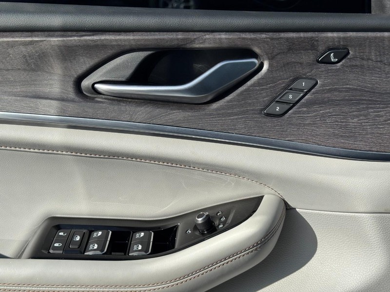 Jeep Grand Cherokee L Vehicle Full-screen Gallery Image 27