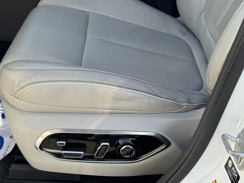 Jeep Grand Cherokee L Vehicle Full-screen Gallery Image 29