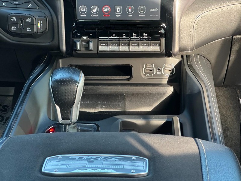 Ram 1500 Vehicle Full-screen Gallery Image 14