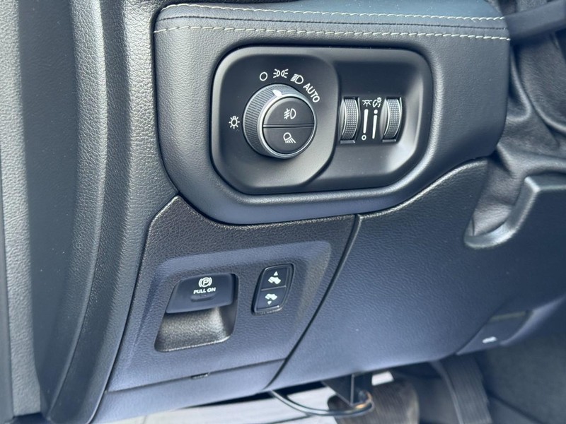 Ram 1500 Vehicle Full-screen Gallery Image 18