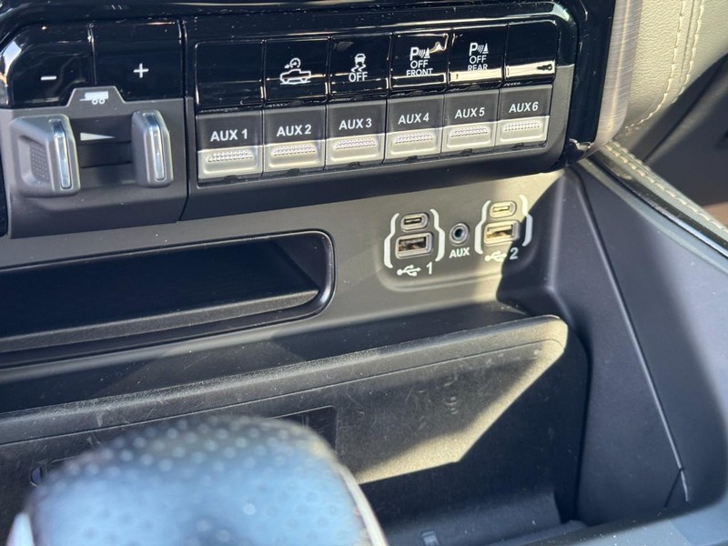 Ram 1500 Vehicle Full-screen Gallery Image 26