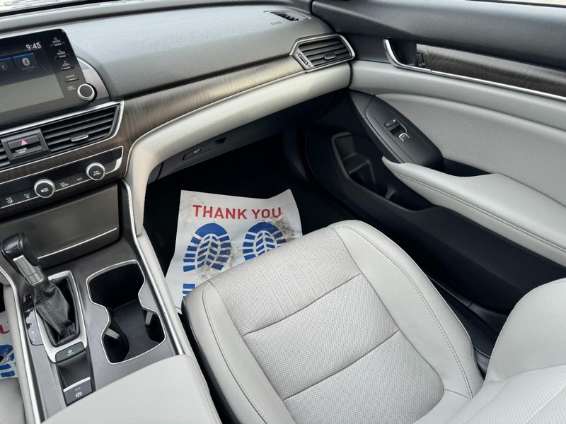 Honda Accord Sedan Vehicle Full-screen Gallery Image 15