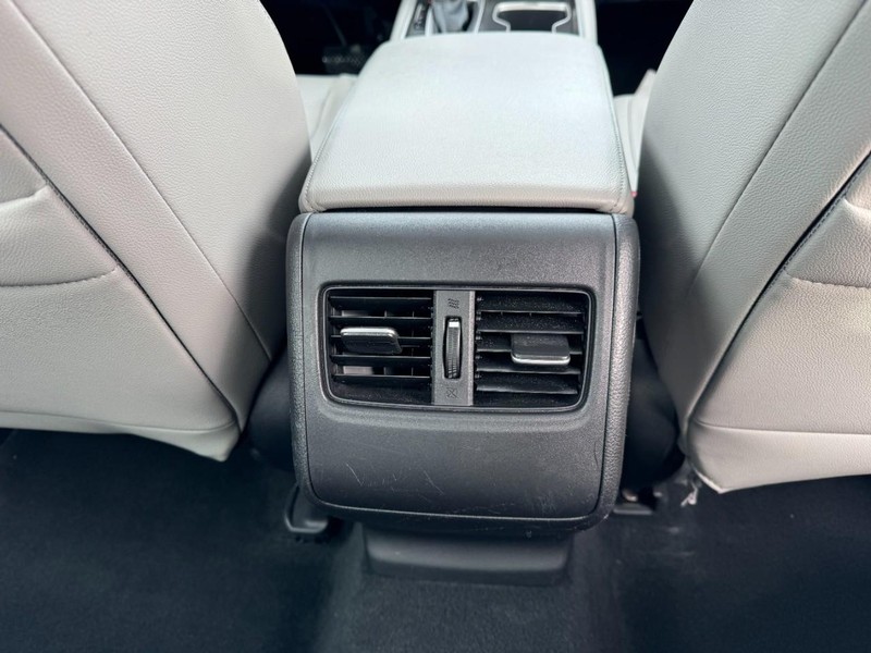 Honda Accord Sedan Vehicle Full-screen Gallery Image 16