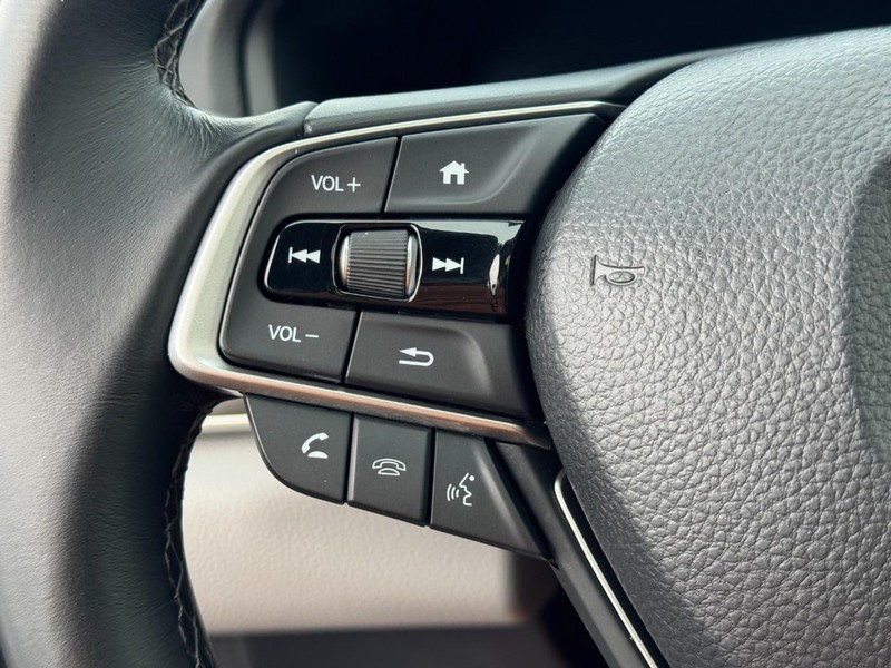 Honda Accord Sedan Vehicle Full-screen Gallery Image 18